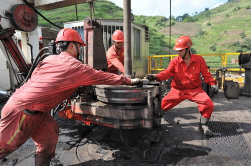 進(jìn)行起下鉆作業(yè)現(xiàn)場(chǎng)