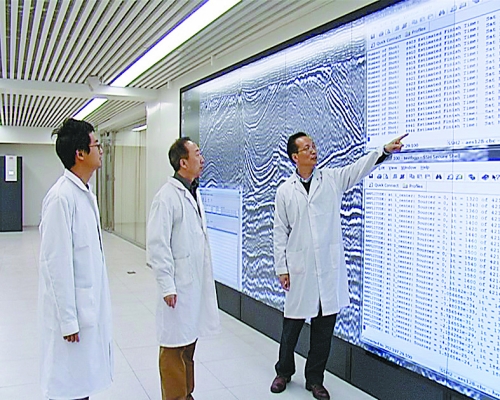 戴南潯博士(右一)對比雙程波逆時偏移試驗效果