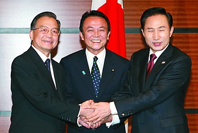 溫家寶出席在東京經團聯會館舉行的中日韓三國工商峰會