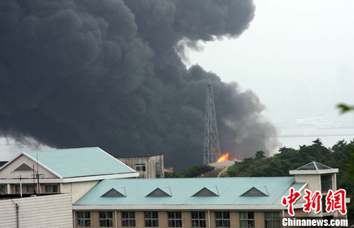 中石油大連分公司儲油罐起火