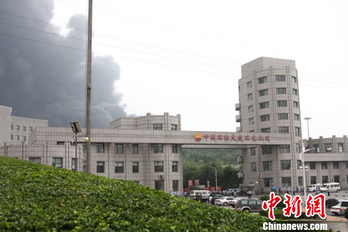 中石油大連分公司儲油罐起火